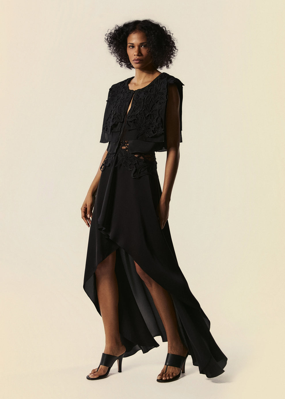Modelo usa look preto da saia longa assimétrica com top curto da família Astros do lançamento de Verão 27 da La Gea.