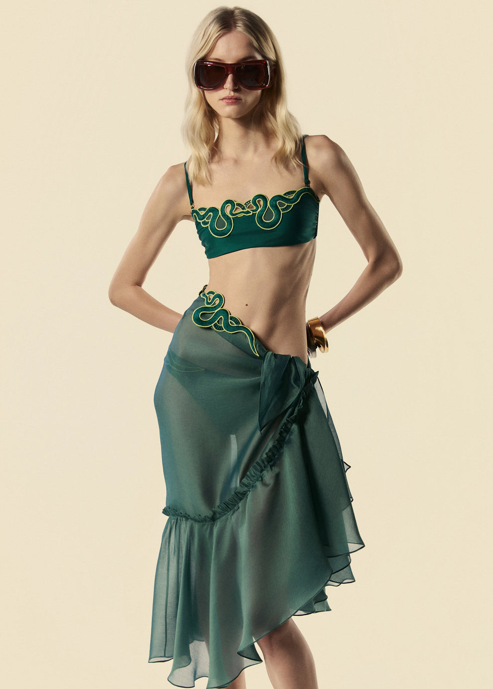 Modelo combina saia pareô longa Destino verde com top de biquíni bandeau Trincas do lançamento de verão da La Gea.