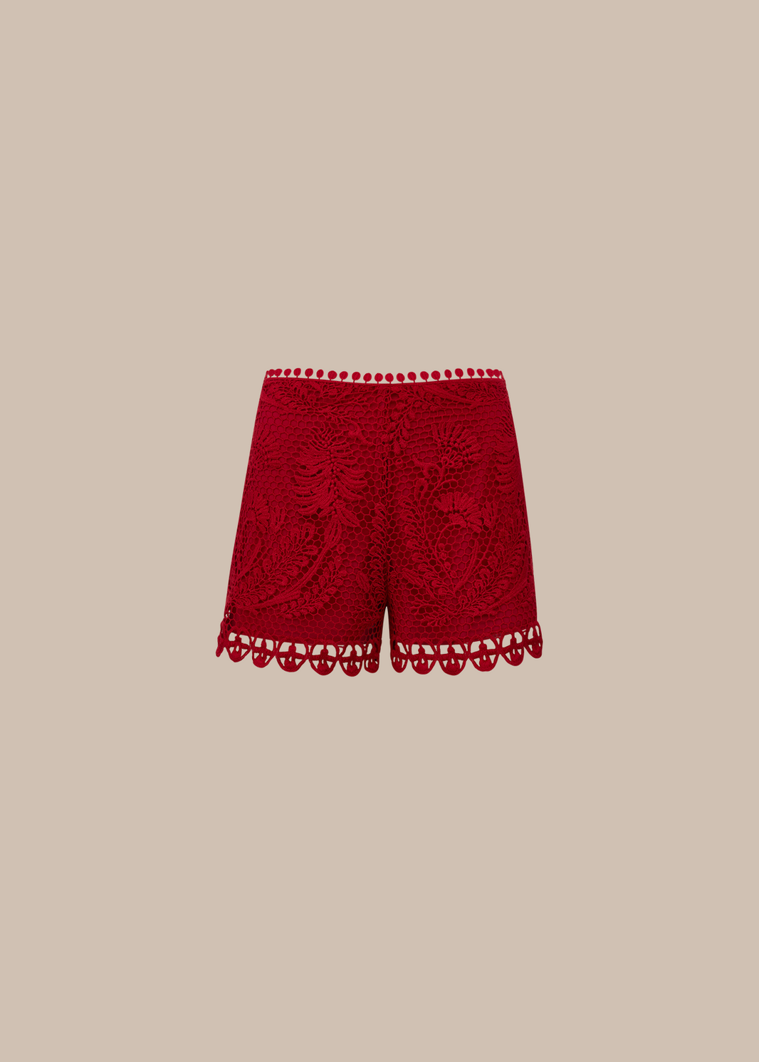 Still do shorts cintura alta em renda vermelho da família Radice da coleção de Euro Summer da La Gea.