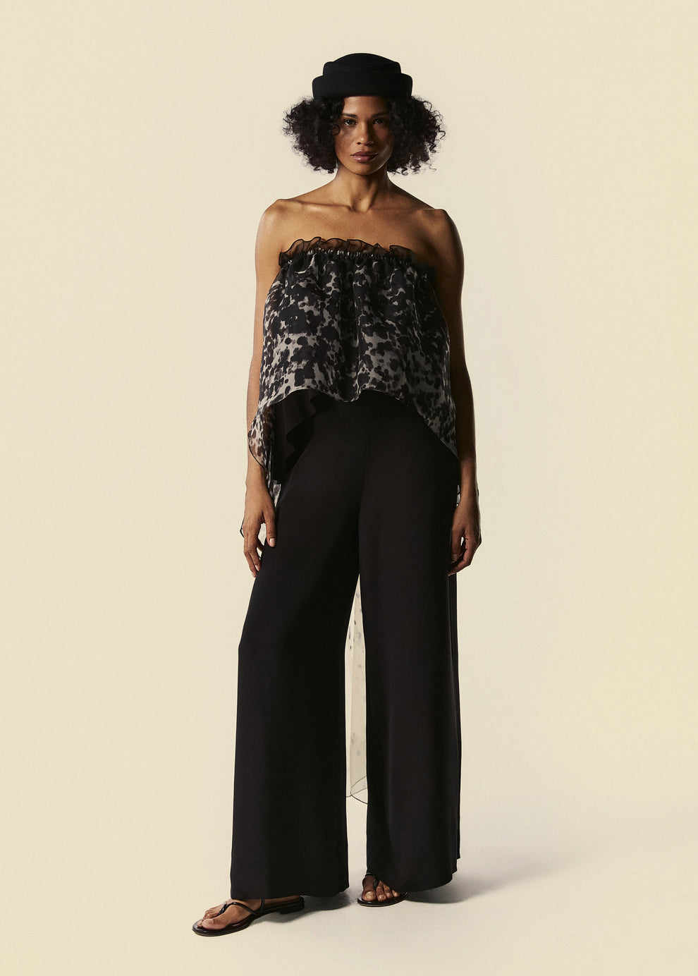 Modelo de frente com top tomara que caia de seda estampada Cosmos e calça preta lisa Astros do lançamento de Verão da La Gea.
