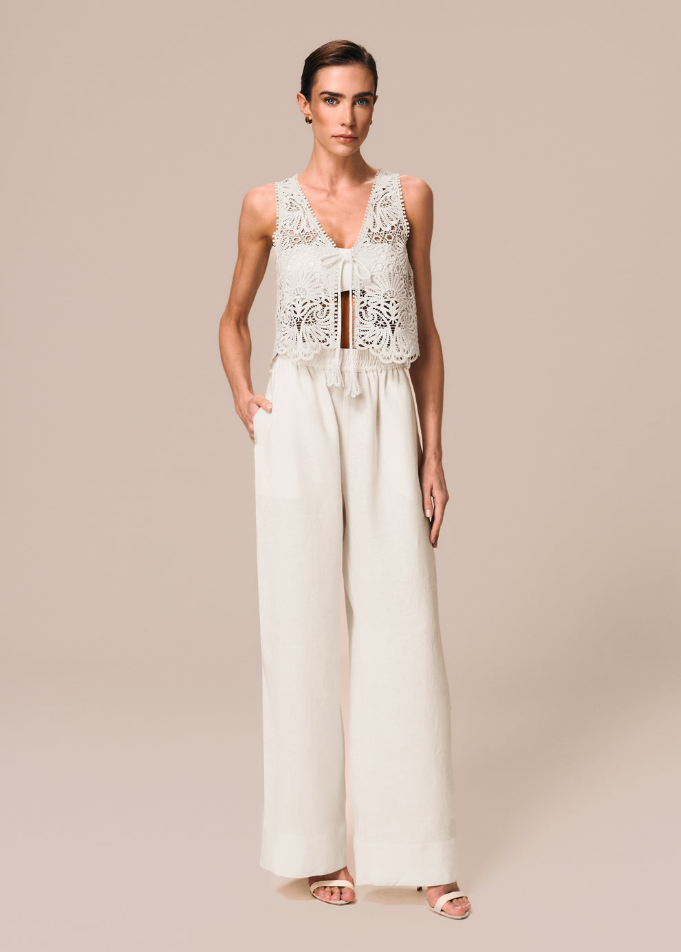 Modelo veste composição off White de top amarração em renda Cerâmica La Gea e calça reta boxer Essência