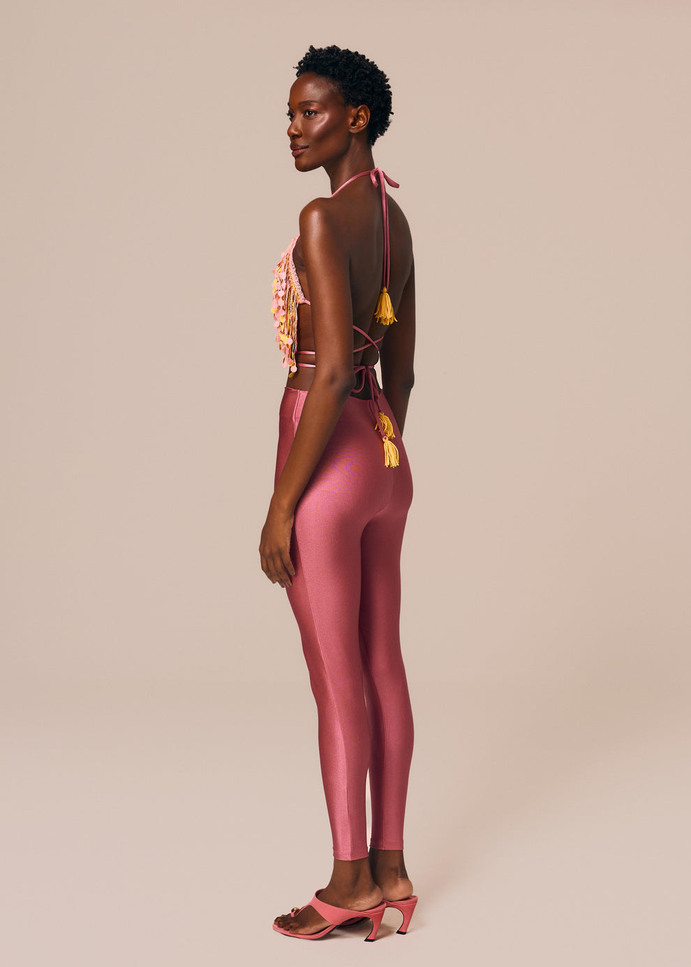 Costas do top triângulo Ritmo com transpasse de alças finas e calça legging rosa lisa Brilho da coleção de carnaval La Gea