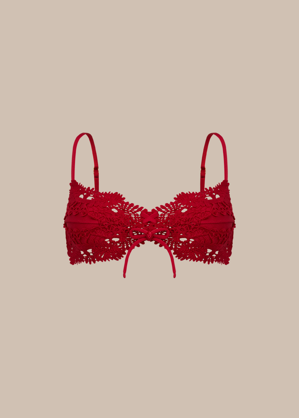 Still do top de biquíni modelo bandeau vermelho com aplicação de renda guipir e amarração frontal.
