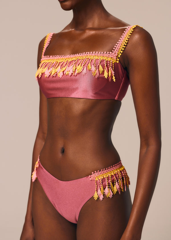 Top Vibra com aplicação de guipir na alça e decote, calcinha slip com guipir na lateral da coleção de carnaval La Gea