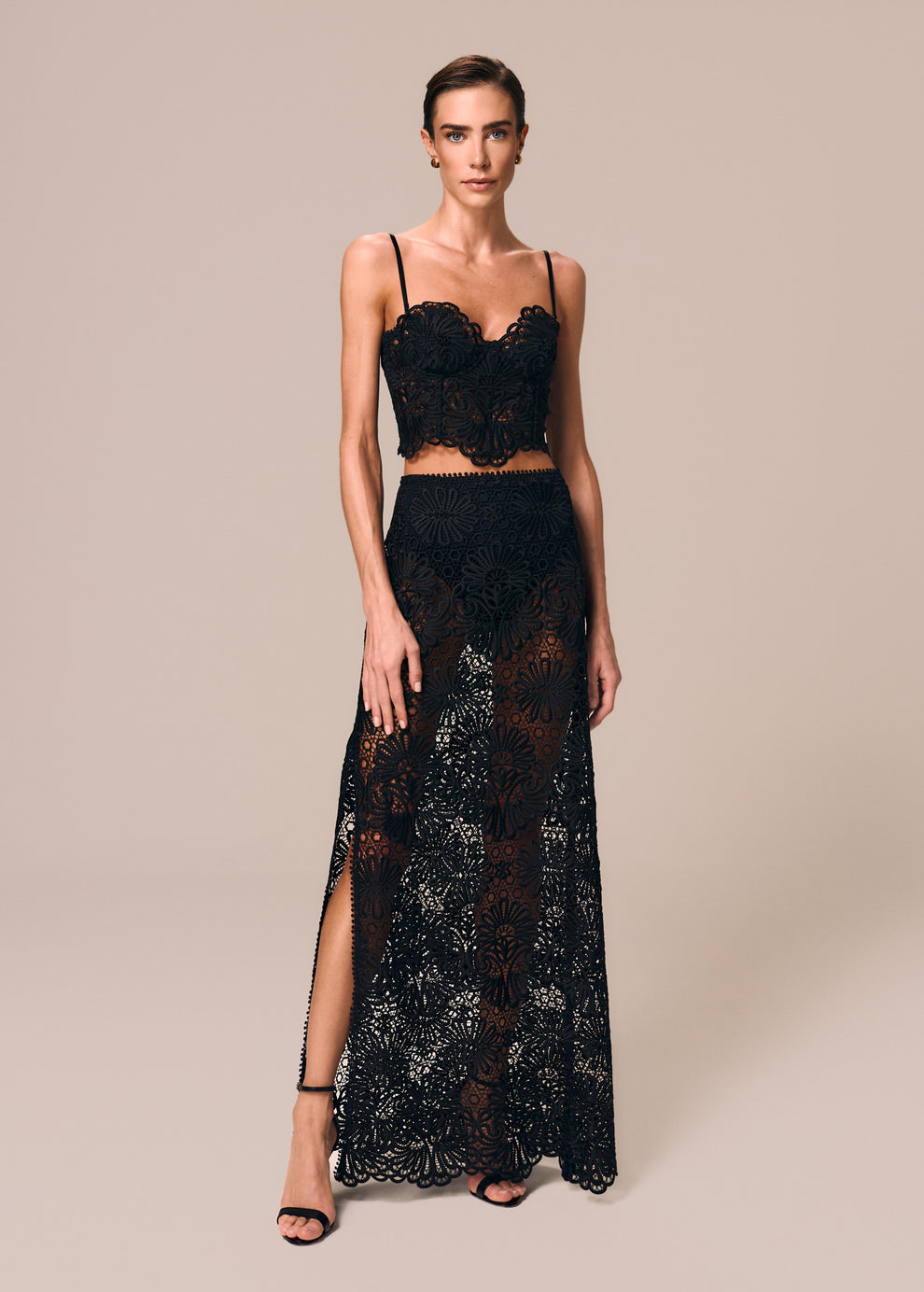 Look preto completo do corset preto de renda e saia longa em renda transparente e forro de hot pants Cerâmica La Gea