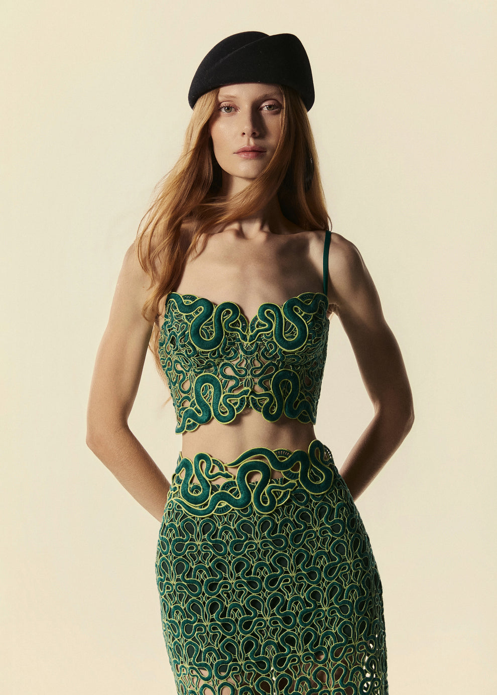 Detalhe do top corset verde com detalhe de serpente da coleção de Verão 27 da família Trilhas.
