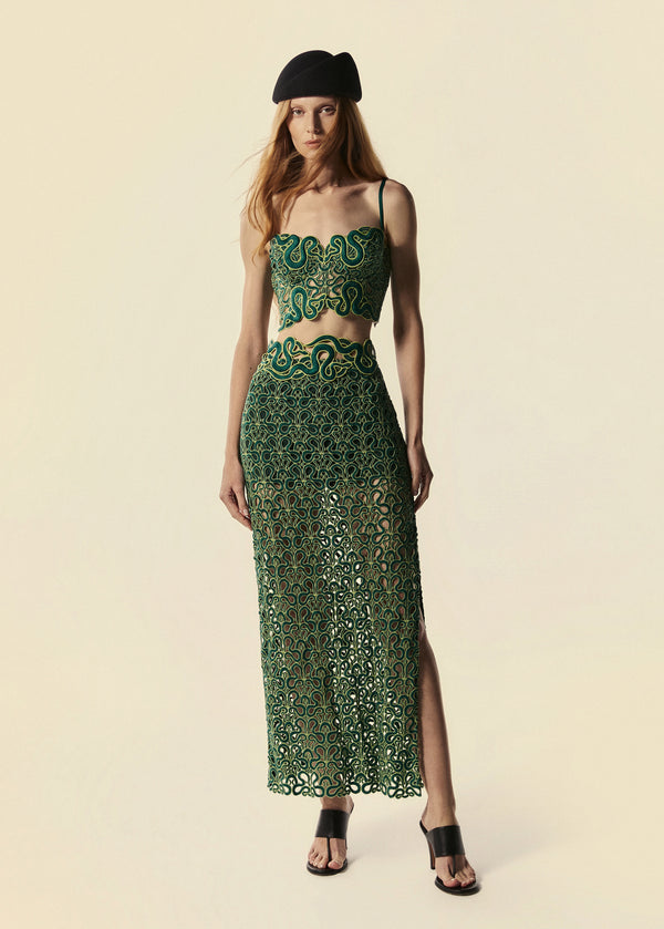 Modelo combina o top corset e saia longa verde com detalhe de serpente do lançamento de verão 27 da La Gea.