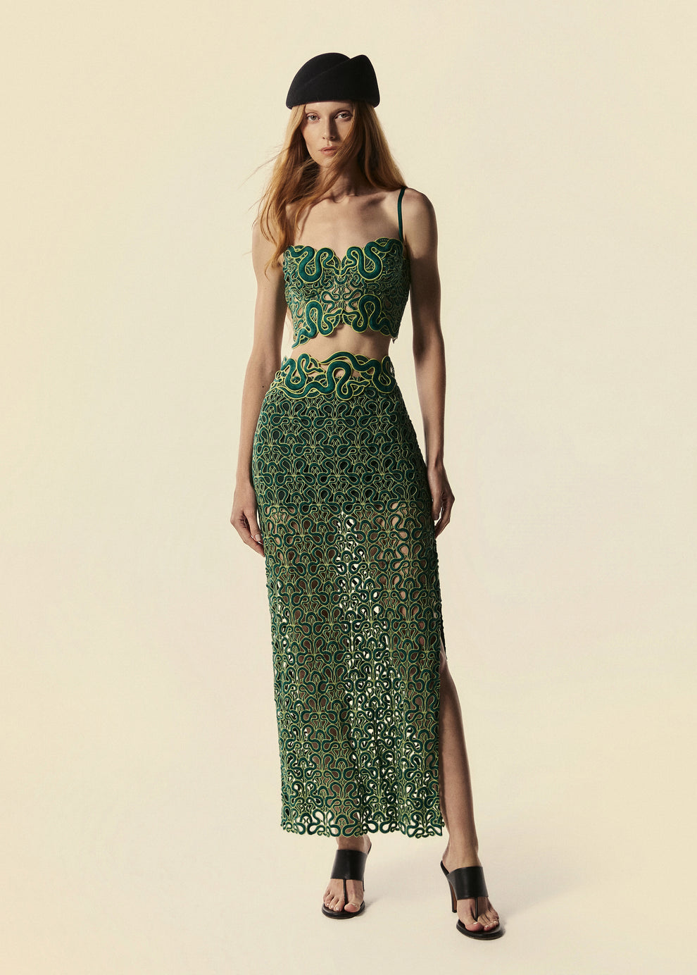 Modelo combina o top corset e saia longa verde com detalhe de serpente do lançamento de verão 27 da La Gea.