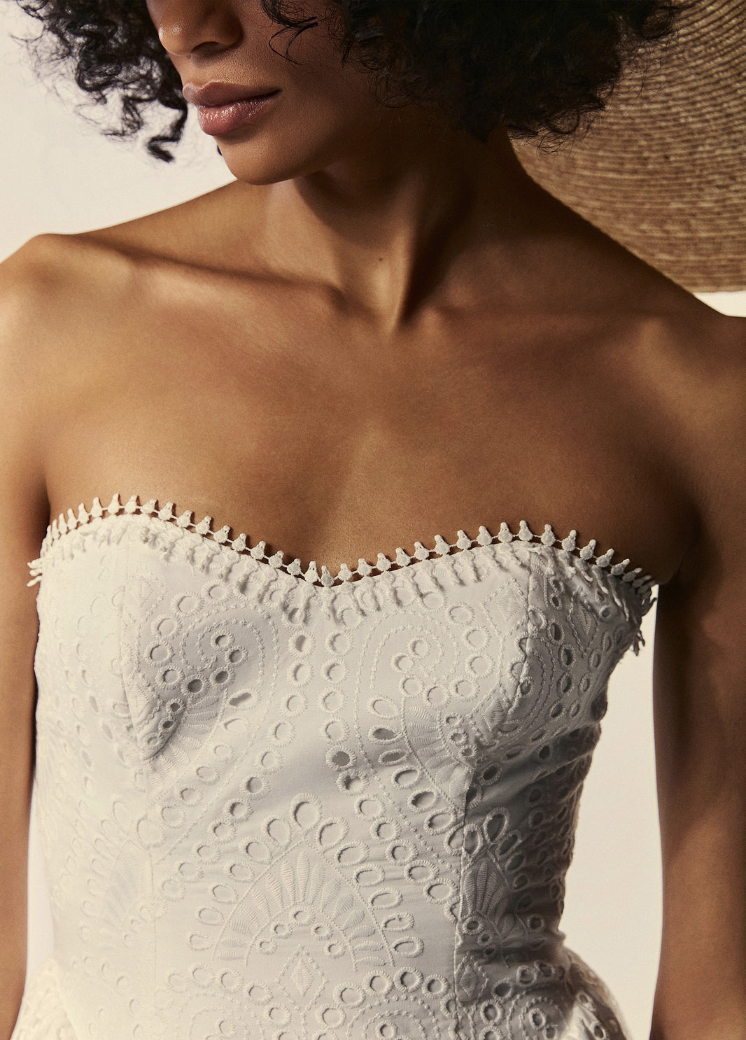 Detalhe do decote coração do vestido curto branco modelo tomara que caia da coleção de Preview Verão 27 da La Gea.