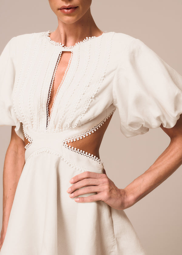 Detalhe do decote e recorte da cintura do vestido curto Essência off White La Gea