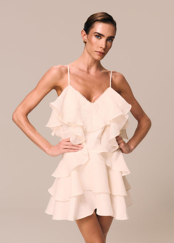 Detalhe da modelo com o vestido curto com babados em camada e alça fina off White Etéreo La Gea