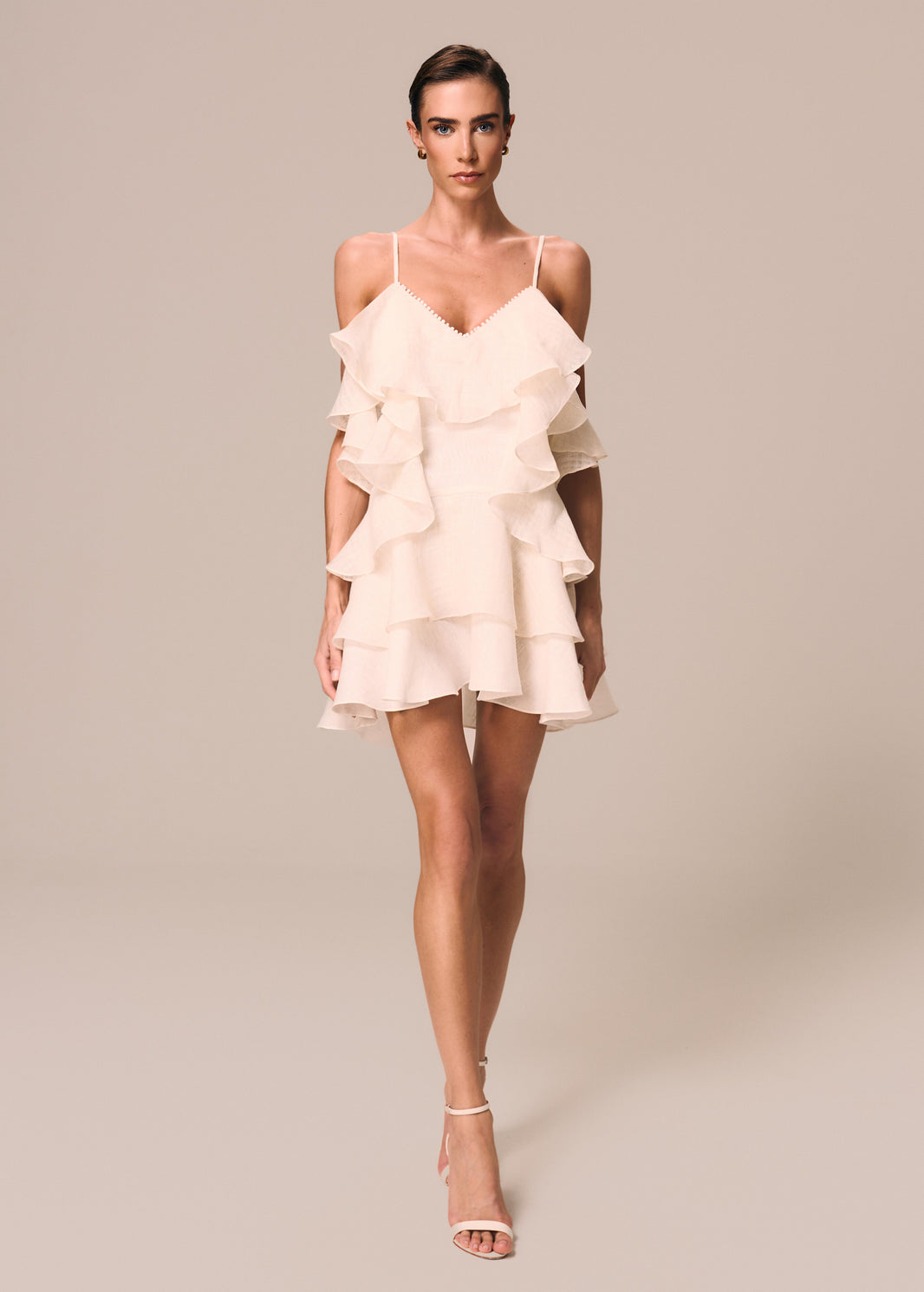 Modelo veste vestido curto com babados em camada e alça fina off White Etéreo La Gea