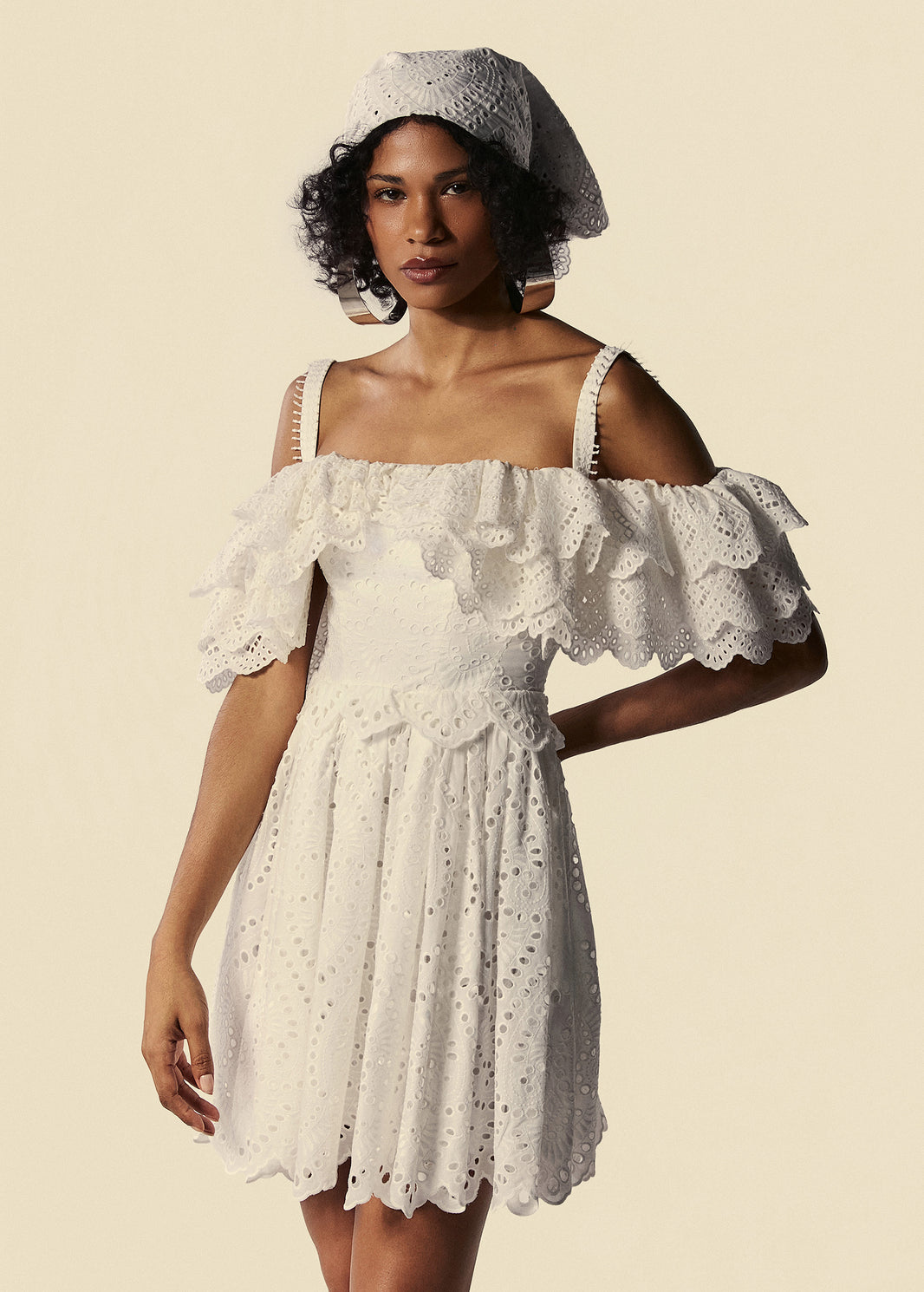 Detalhe do vestido curto ombro a ombro com babados e lenço Lumina da coleção de Preview de Verão 27 da La Gea.