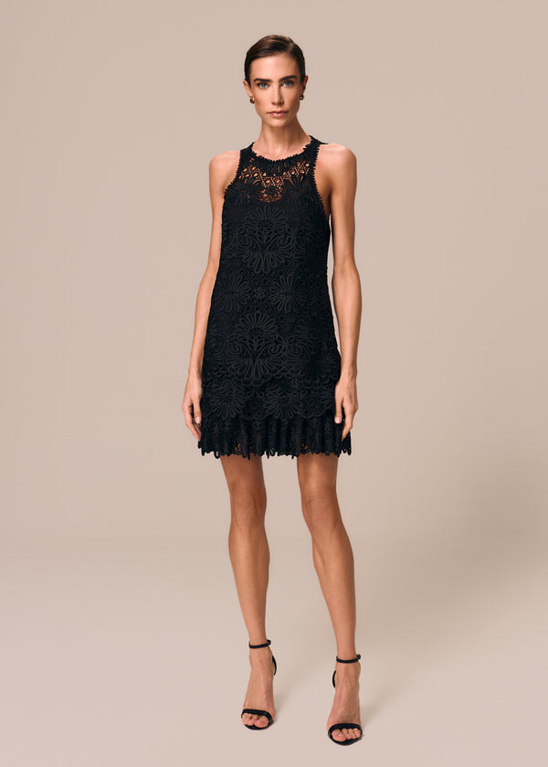 Modelo com vestido curto preto em renda Cerâmica La Gea