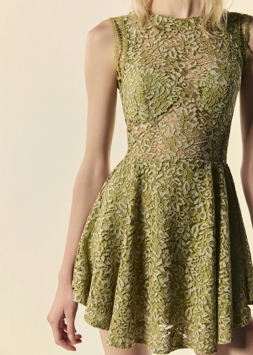 Detalhe do vestido de renda verde da família Bosque do lançamento de Verão 27 da La Gea.