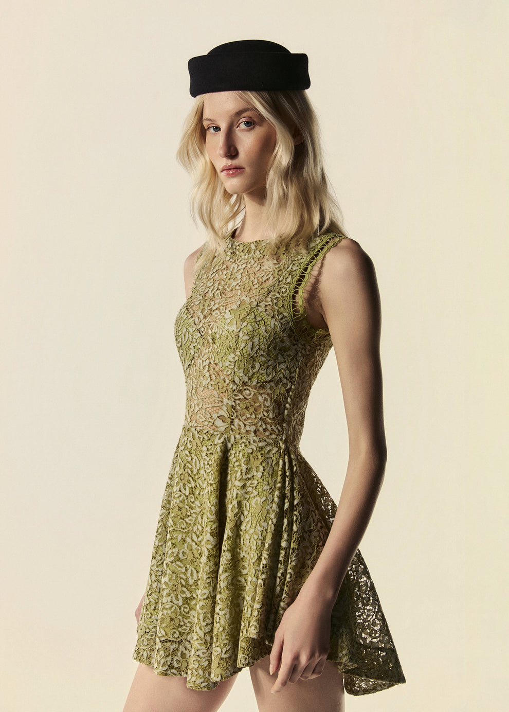 Modelo movimenta saia evasê do vestido curto de renda Bosque do lançamento de Verão 27 da La Gea.