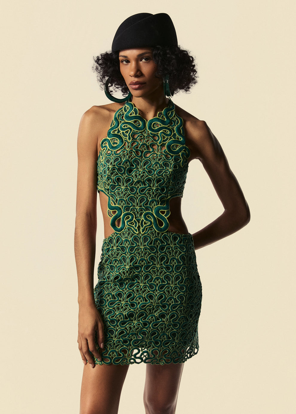 Detalhe do vestido curto verde Trilhas com serpentes do lançamento de Verão 27 da La Gea.