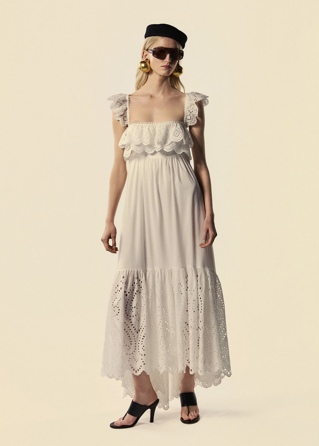 Modelo usa vestido longo com babados Lumina em laise branco da coleção de Preview Verão 27 da La Gea.