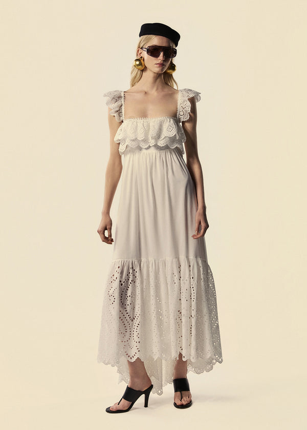 Modelo usa vestido longo com babados Lumina em laise branco da coleção de Preview Verão 27 da La Gea.