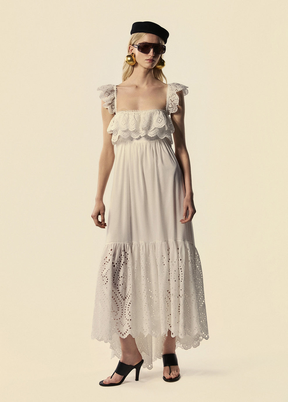 Modelo usa vestido longo com babados Lumina em laise branco da coleção de Preview Verão 27 da La Gea.