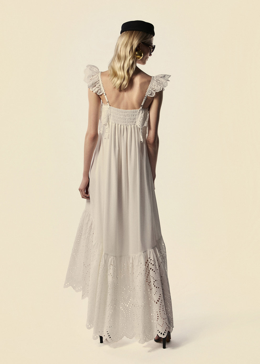 Modelo de costas com o vestido mullet longo Lumina em laise branco da La Gea.