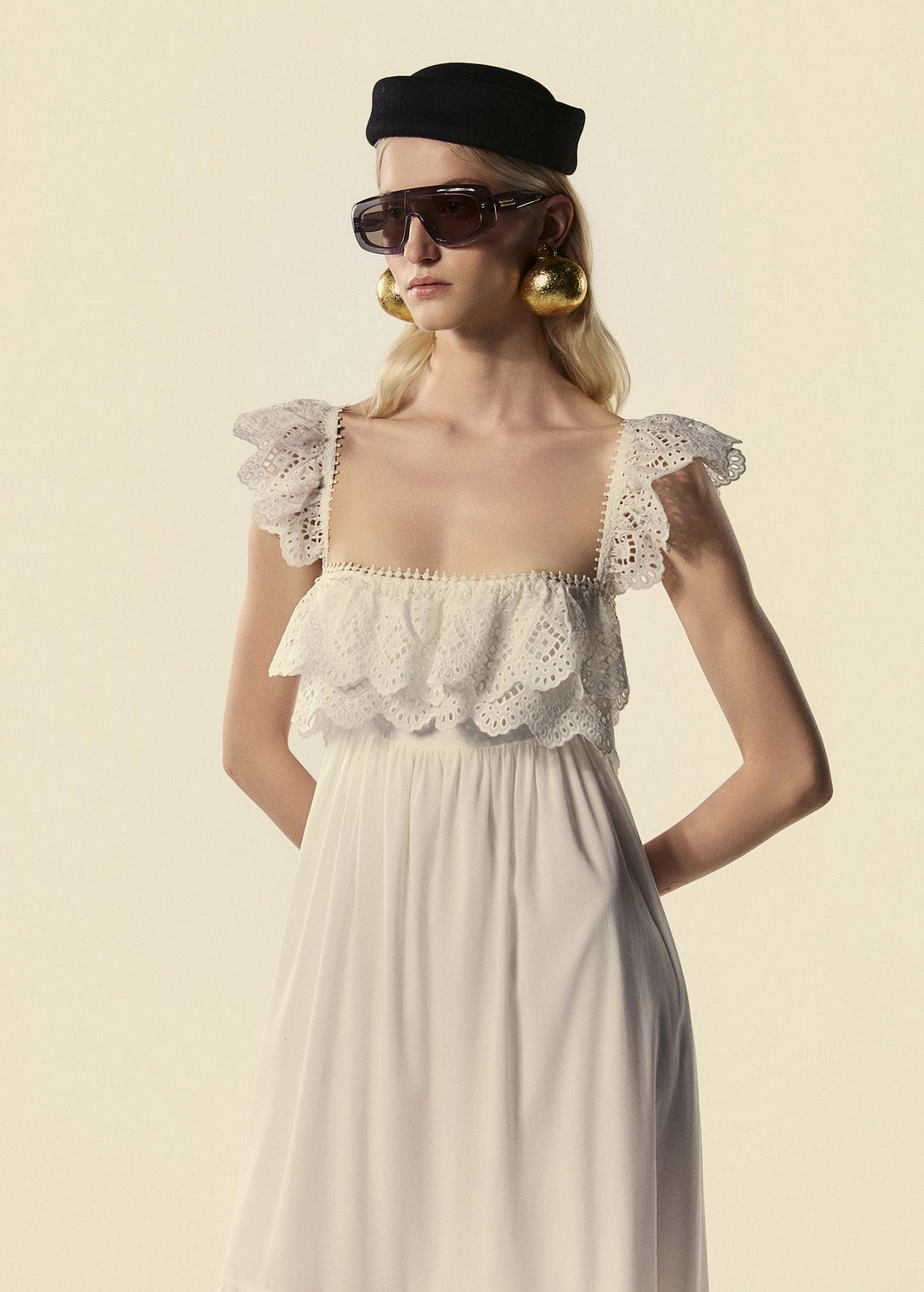 Detalhe do babado do decote e alça do vestido longo Lumina em laise branco.