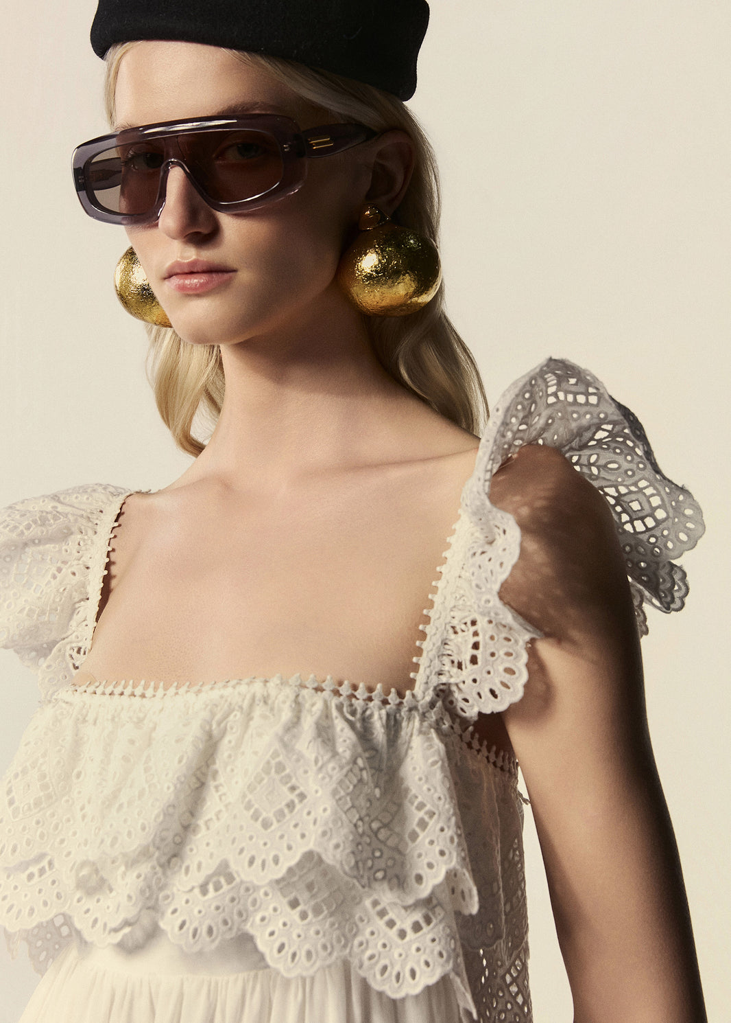 Detalhe do decote e alça do vestido longo Lumina em laise branco da coleção de Preview Verão 27 da La Gea.