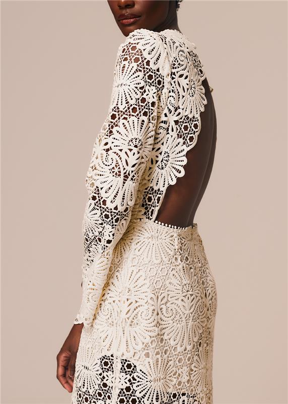 Detalhe aproximado das costas do vestido longo off White com guipir Cerâmica La Gea
