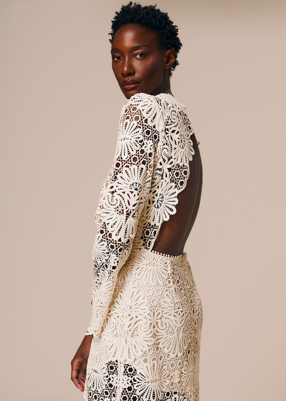 Detalhe das costas do vestido longo off White com guipir Cerâmica La Gea