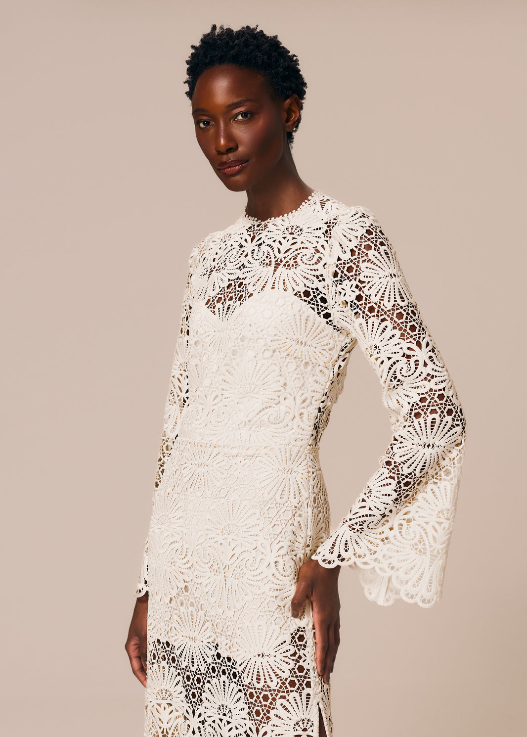 Detalhe do vestido longo com manga longa em renda off White Cerâmica La Gea
