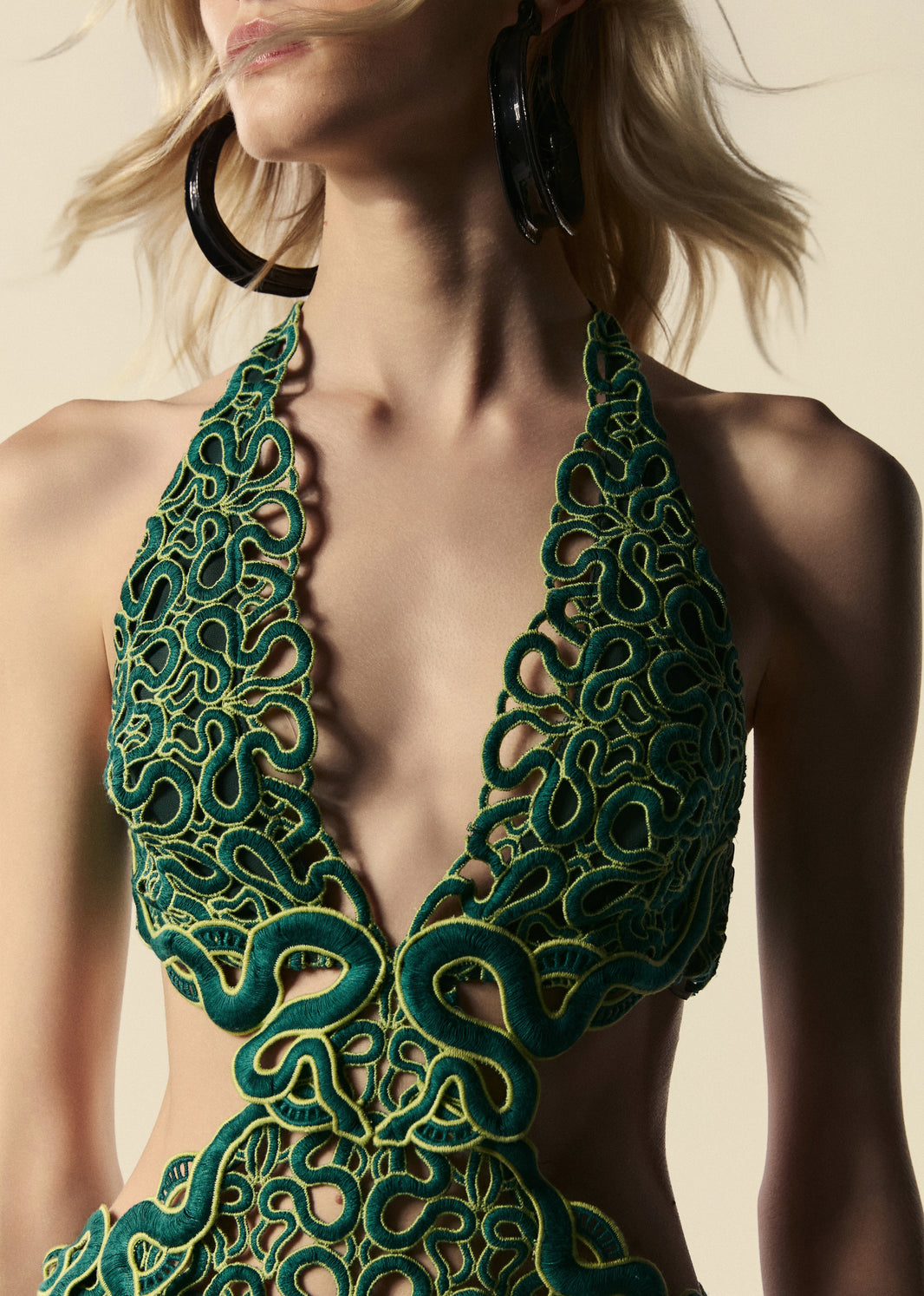 Detalhe do decote em V profundo do vestido longo de renda verde Trilhas do lançamento de verão da La Gea.