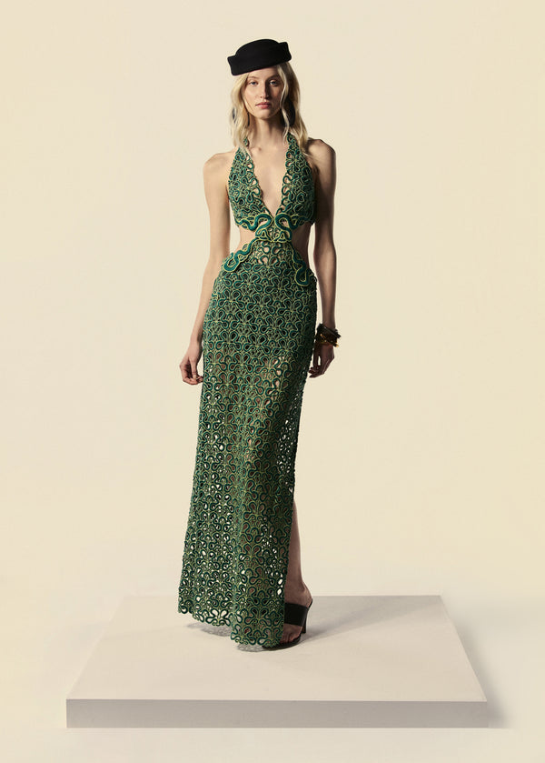 Modelo combina o vestido longo verde Trilhas do lançamento de Verão 27 da La Gea com acessórios no preto . 