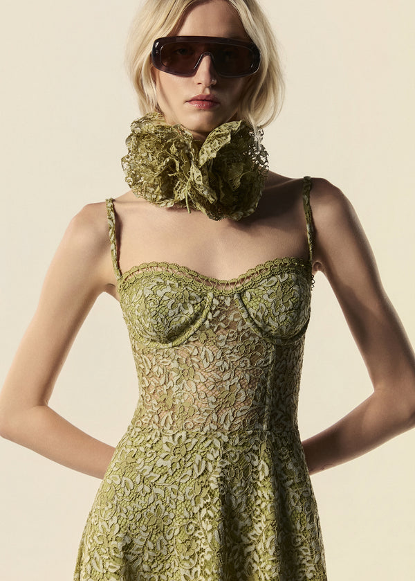 Detalhe do decote coração do vestido midi assimétrico verde Bosque da coleção de Verão 27 da La Gea.