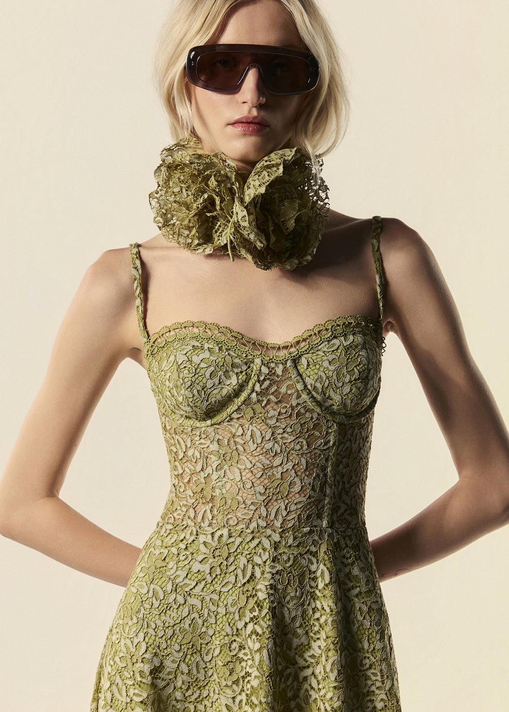 Detalhe do decote coração do vestido midi assimétrico verde Bosque da coleção de Verão 27 da La Gea.