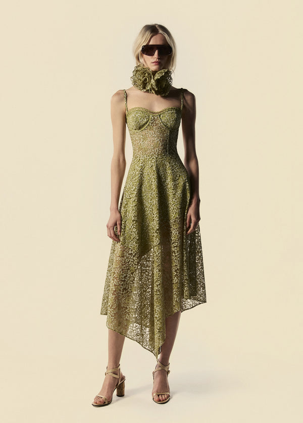 Modelo combina vestido midi assimétrico com sandália off white, óculos escuros e colar de flores de renda.