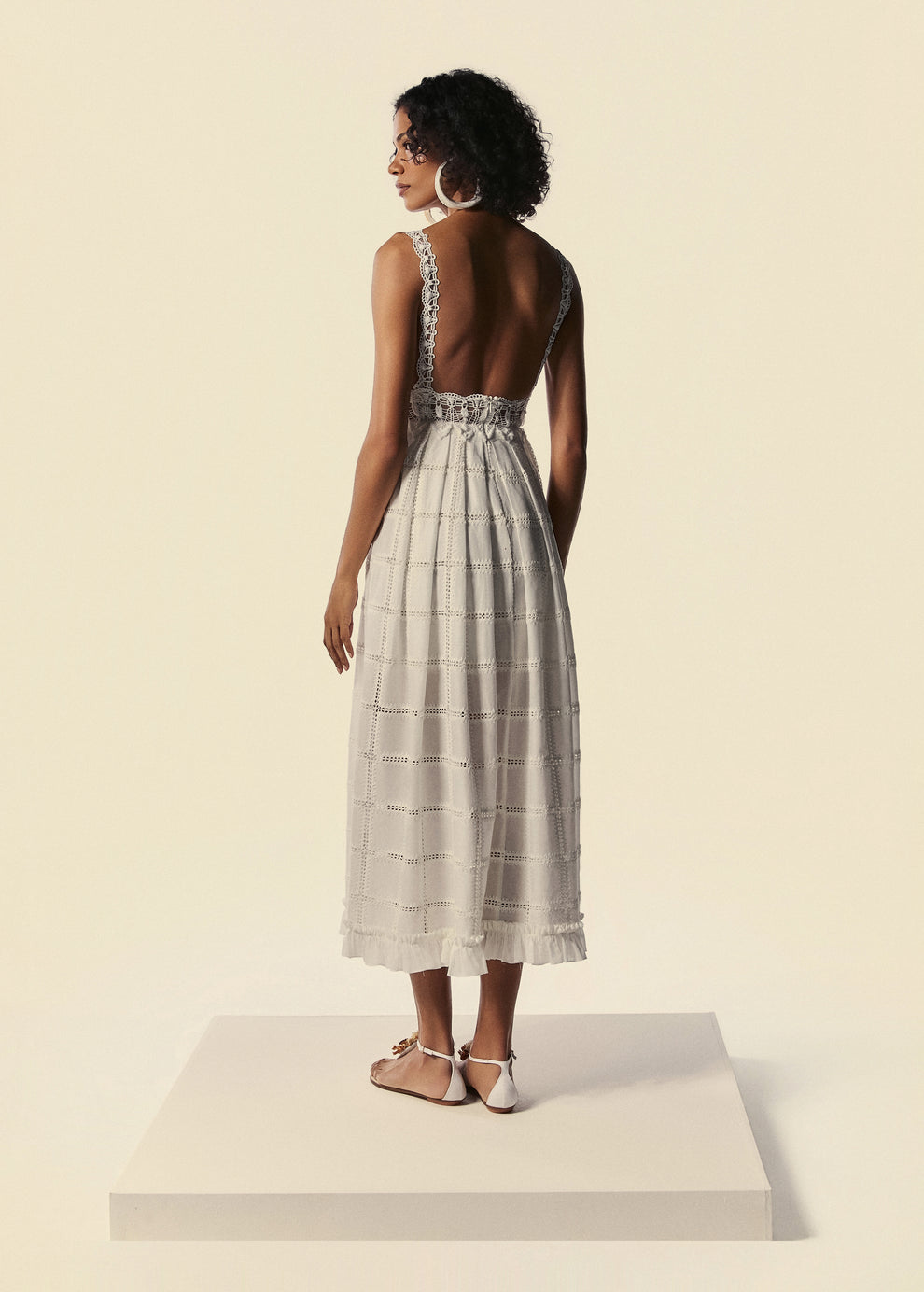 Modelo de costas com o vestido midi Trama do Alto Verão 27 da La Gea.