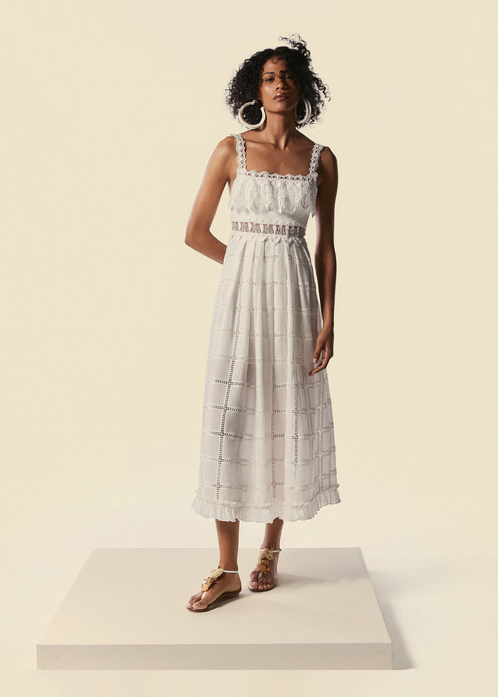 Modelo com vestido midi Trama na off white do lançamento do Alto Verão 27 da La Gea.
