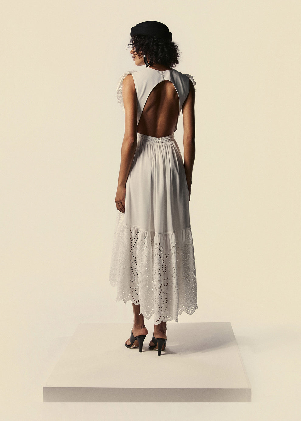 Modelo apresenta detalhe de decote nas costas do vestido mullet Lumina da coleção de Preview de Verão da La Gea.