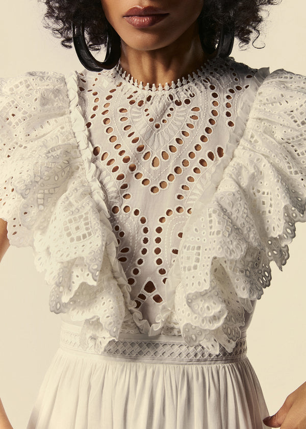 Detalhe do decote com babados em laise branco do vestido mullet da coleção de Preview de Verão 27 da La Gea