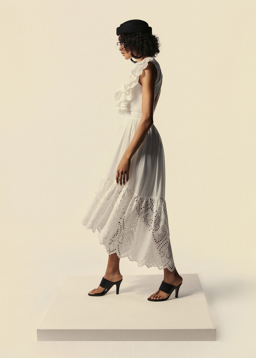 Modelo caminha com o vestido mullet Lumina da coleção de Preview Verão 27 da La Gea. 