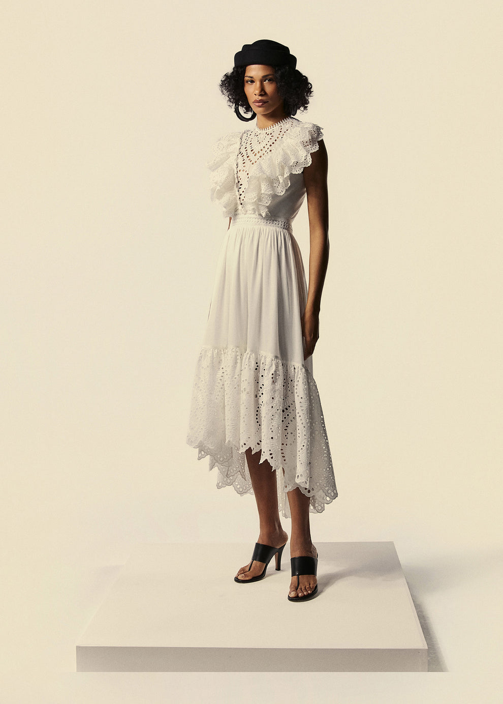 Modelo usa vestido mullet branco em laise com babados Lumina da coleção de Preview de Verão 27 da La Gea.