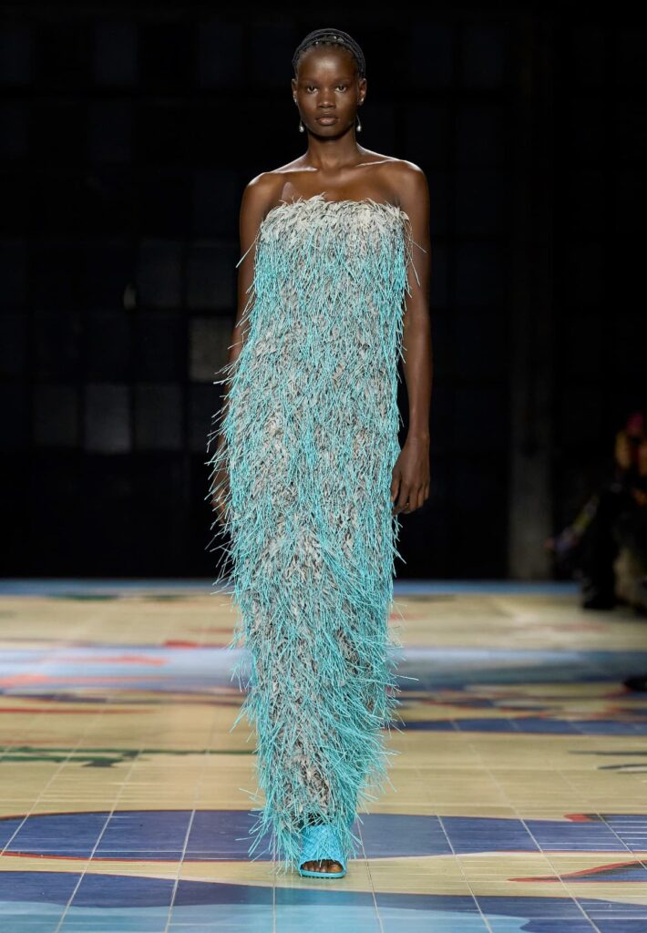 Modelo desfila coleção Bottega, vestido com franja azul
