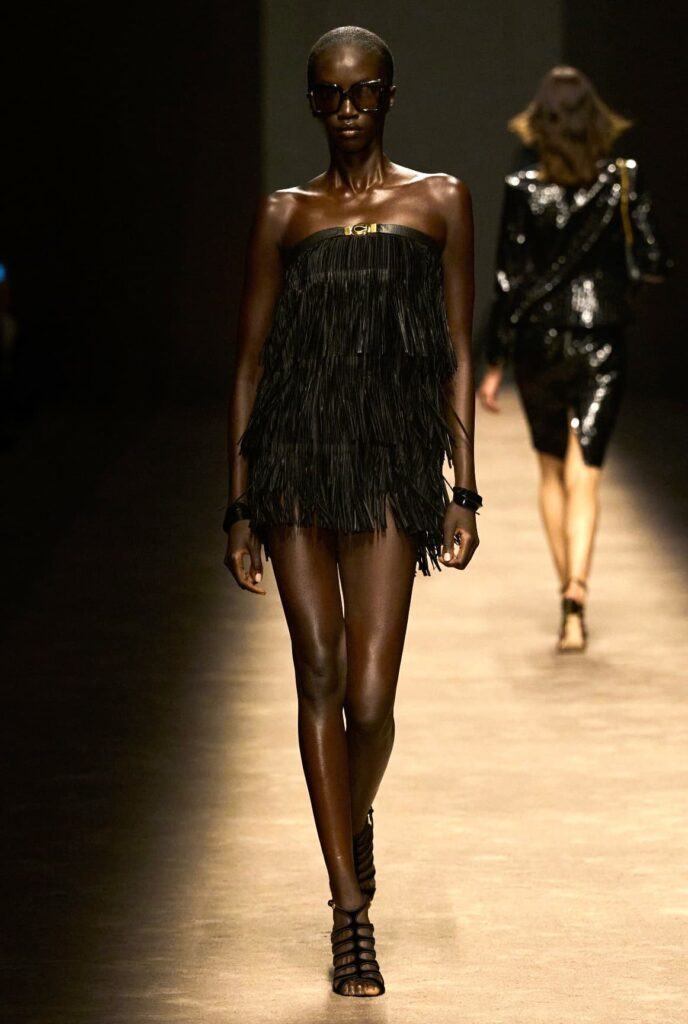 Modelo desfila coleção Bottega, vestido curto preto